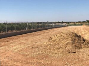Vallado con muro de bloques en explotación agraria de Almansa