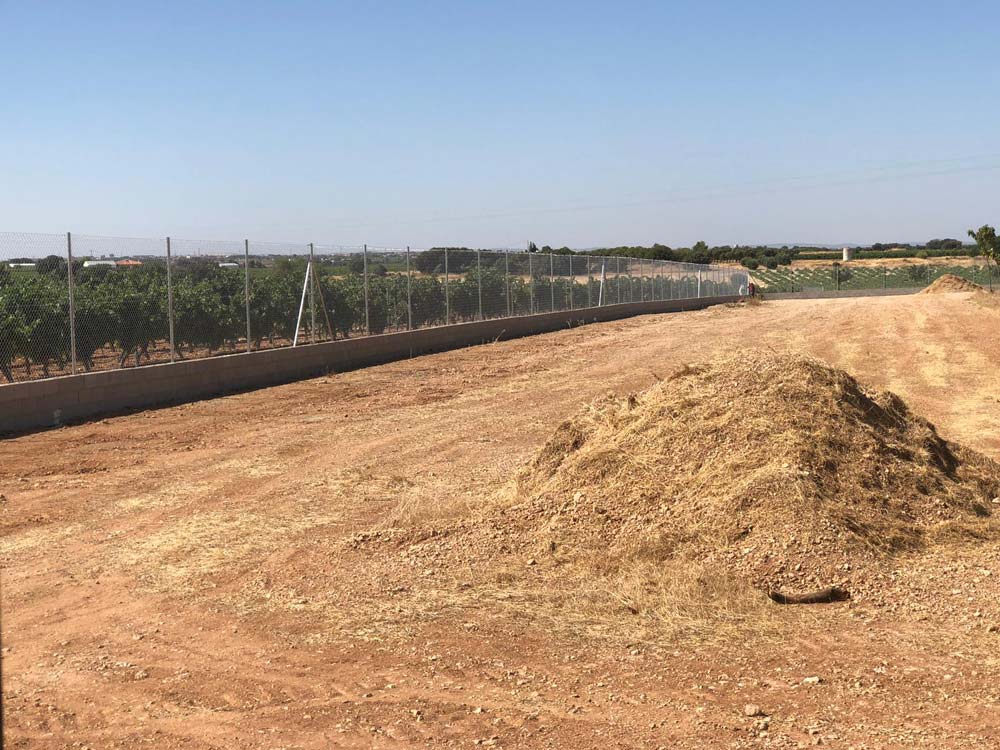 Vallado con muro de bloques en explotación agraria de Almansa